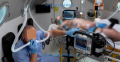 Wyposażenie komory hiperbarycznej OMEGA - pacjent podłączony pod systemy podtrzymania życia i monitorowania parametrów życiowych: respirator hiperbaryczny, hiperbaryczny system monitorowania 